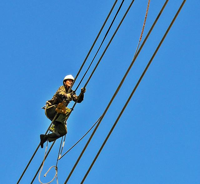 高空作业的你知道怎样正确使用救命带保命吗?