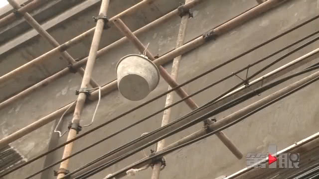 工人未拴安全绳 踏板掉落不幸坠亡