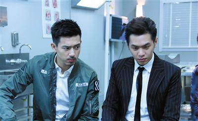 法医秦明(图右张若昀饰)和刑警队长林涛(李现饰)。