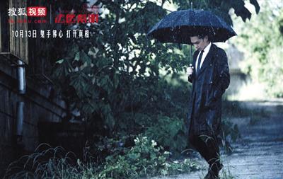 张若昀在剧中总是西装笔挺。