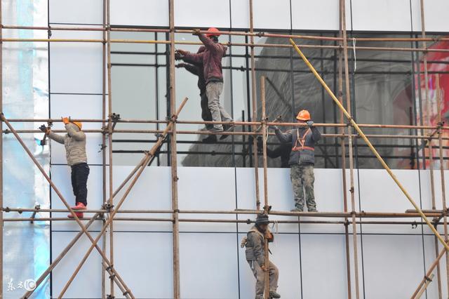 焊工高空作业时如何进行安全防护?