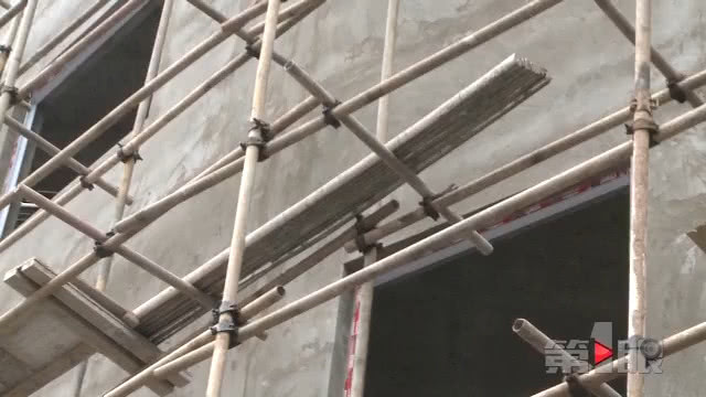 工人未拴安全绳 踏板掉落不幸坠亡